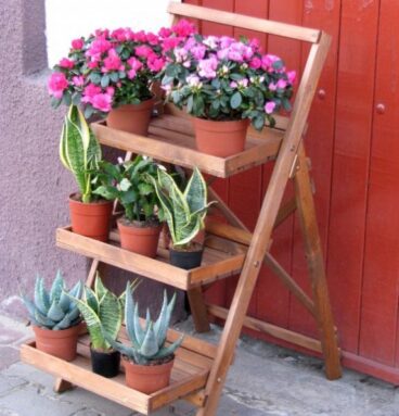 Dřevěný poličkový schůdkový květináč, hnědý