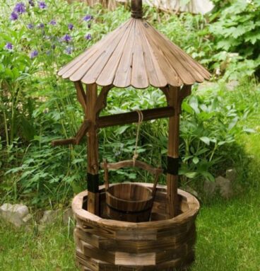 Zahradní dekorace, dřevěná studna